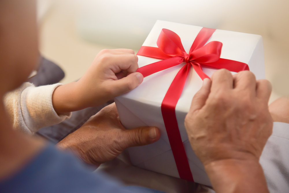 Five Gifts for Elderly Parents Staying in a Skilled Care Facility